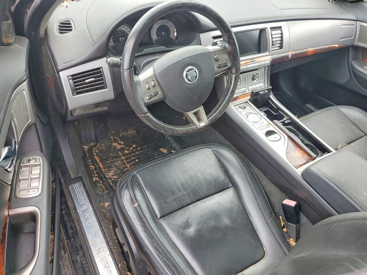 SAJXA0FB2BLR99180 2011 JAGUAR XF photo no. 8