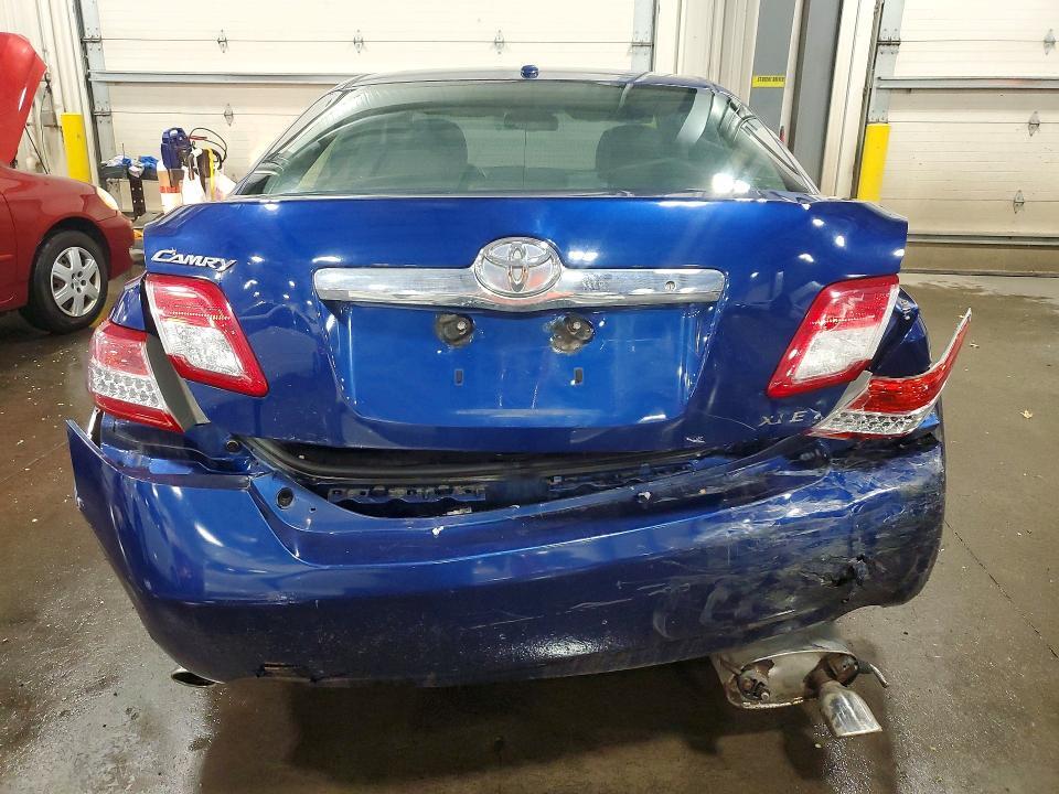 2011 TOYOTA CAMRY XLE V6 — Фото 6 из 12