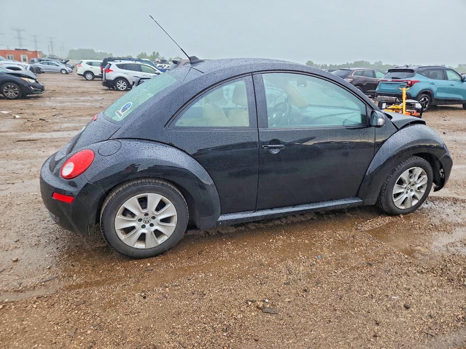 2010 VOLKSWAGEN NEW BEETLE — Фото 3 из 12