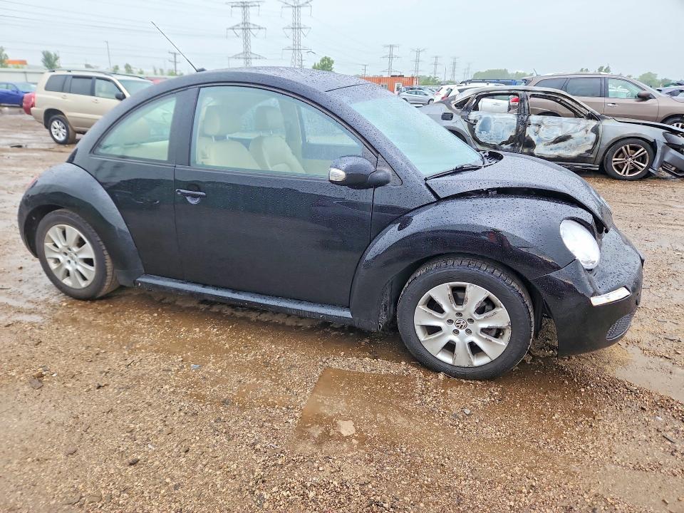 2010 VOLKSWAGEN NEW BEETLE — Фото 4 из 12