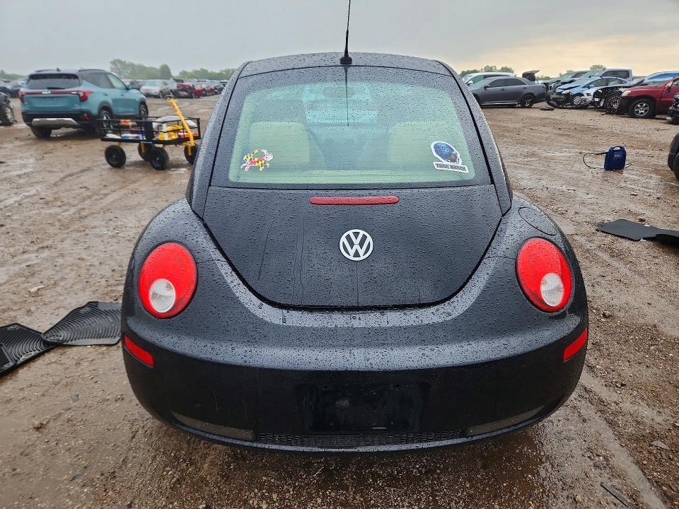 2010 VOLKSWAGEN NEW BEETLE — Фото 6 из 12