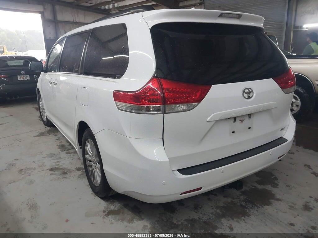 5TDYK3DC5ES475747 2014 TOYOTA SIENNA photo no. 3