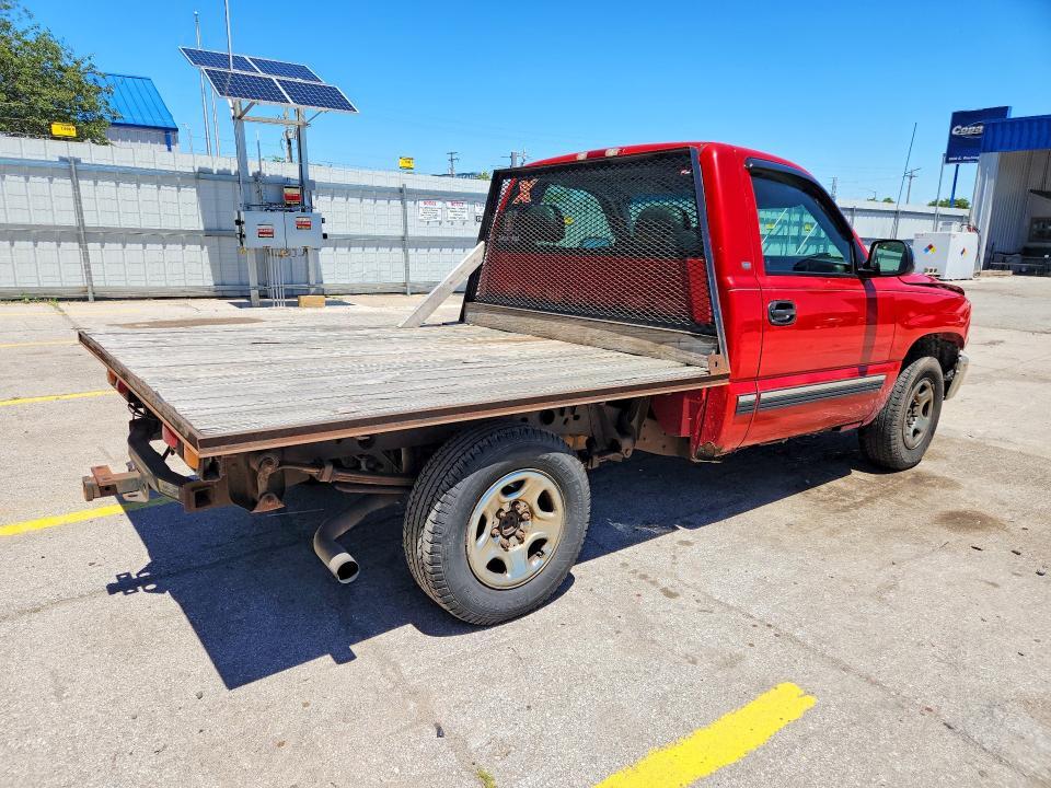 2002 CHEVROLET SILVERADO C1500 — Фото 3 из 12