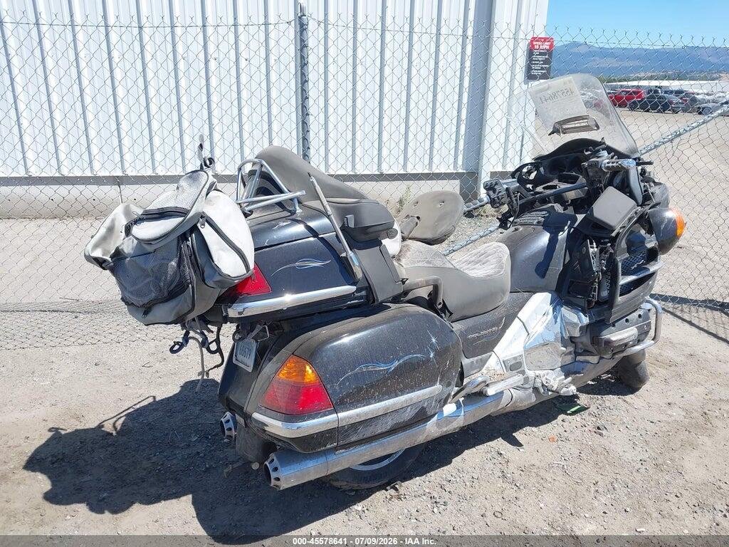 1HFSC47054A307523 2004 HONDA GL1800 photo no. 4