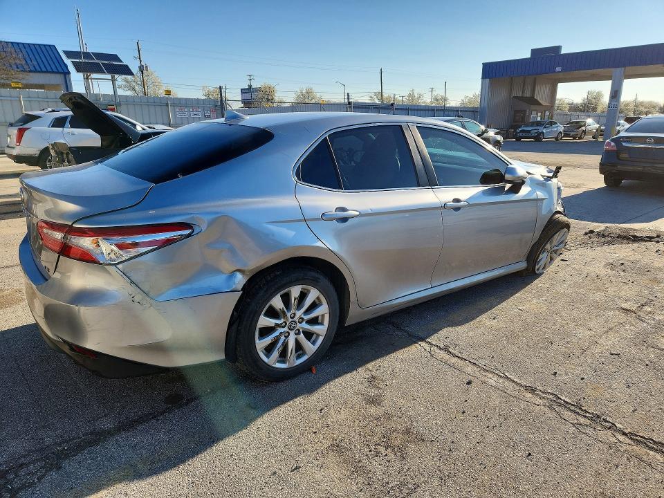 2019 TOYOTA CAMRY LE — Фото 3 из 12