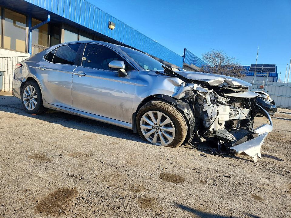 2019 TOYOTA CAMRY LE — Фото 4 из 12