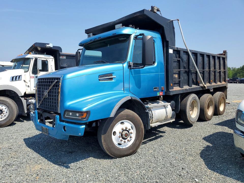 4V5K99UF32N310912 2002 VOLVO VHD photo no. 1