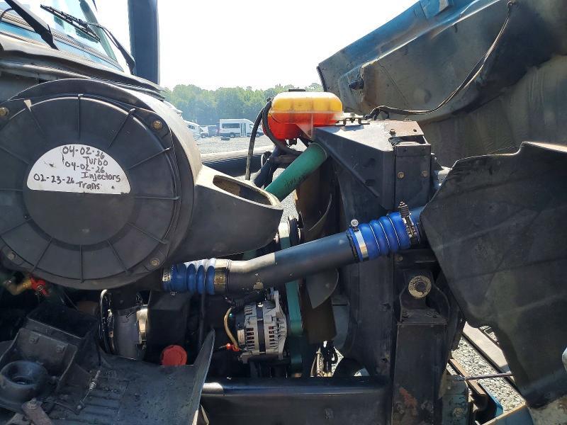 4V5K99UF32N310912 2002 VOLVO VHD photo no. 10