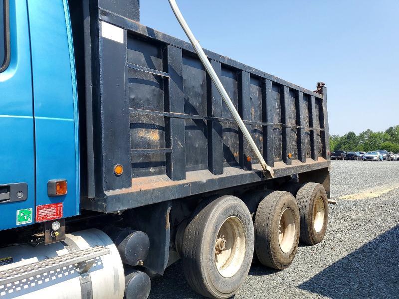 4V5K99UF32N310912 2002 VOLVO VHD photo no. 12