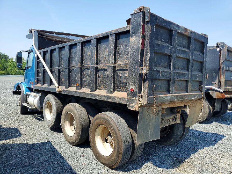 4V5K99UF32N310912 2002 VOLVO VHD photo no. 2