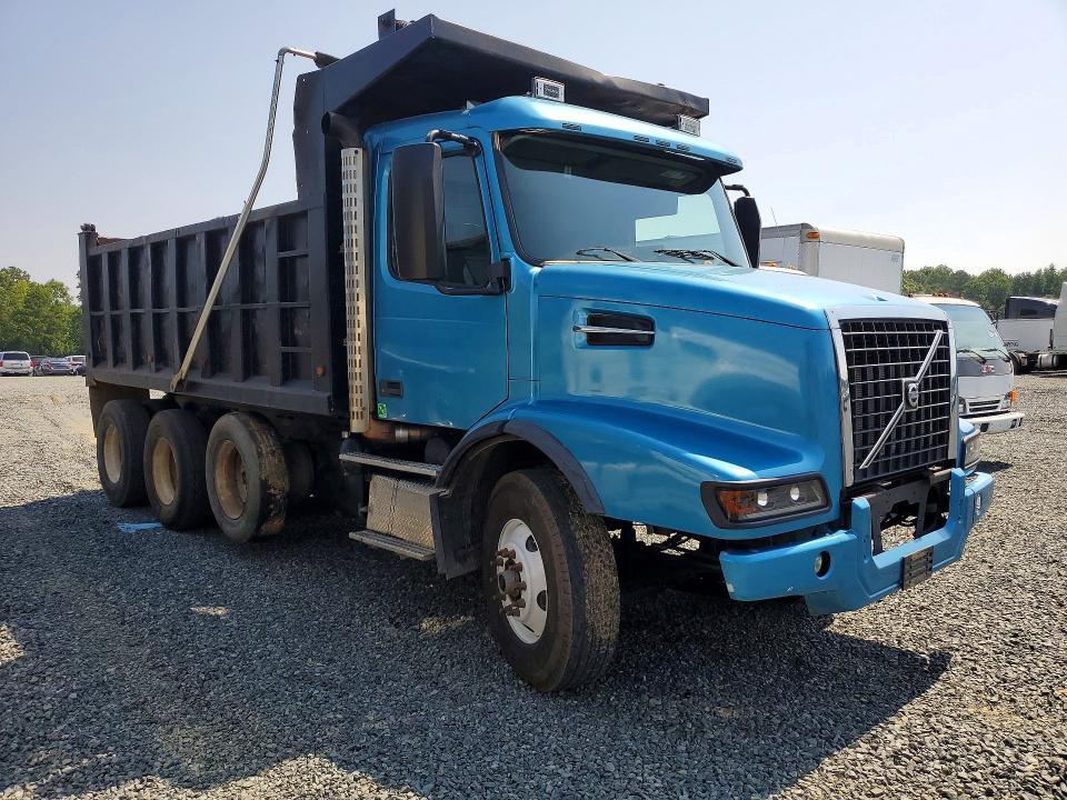 4V5K99UF32N310912 2002 VOLVO VHD photo no. 4