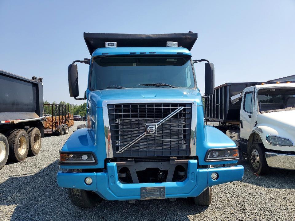 4V5K99UF32N310912 2002 VOLVO VHD photo no. 5
