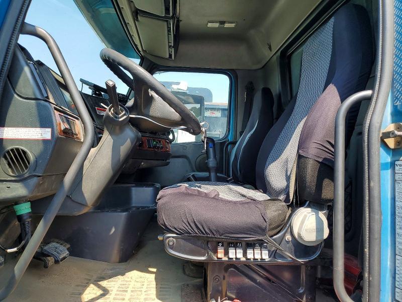 4V5K99UF32N310912 2002 VOLVO VHD photo no. 7