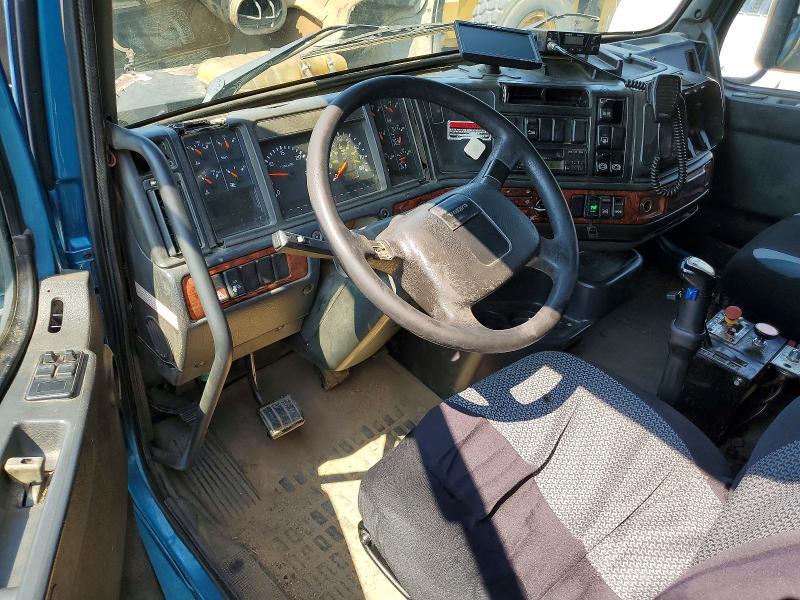 4V5K99UF32N310912 2002 VOLVO VHD photo no. 8