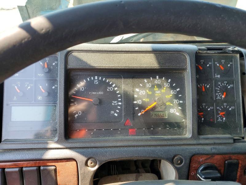 4V5K99UF32N310912 2002 VOLVO VHD photo no. 9
