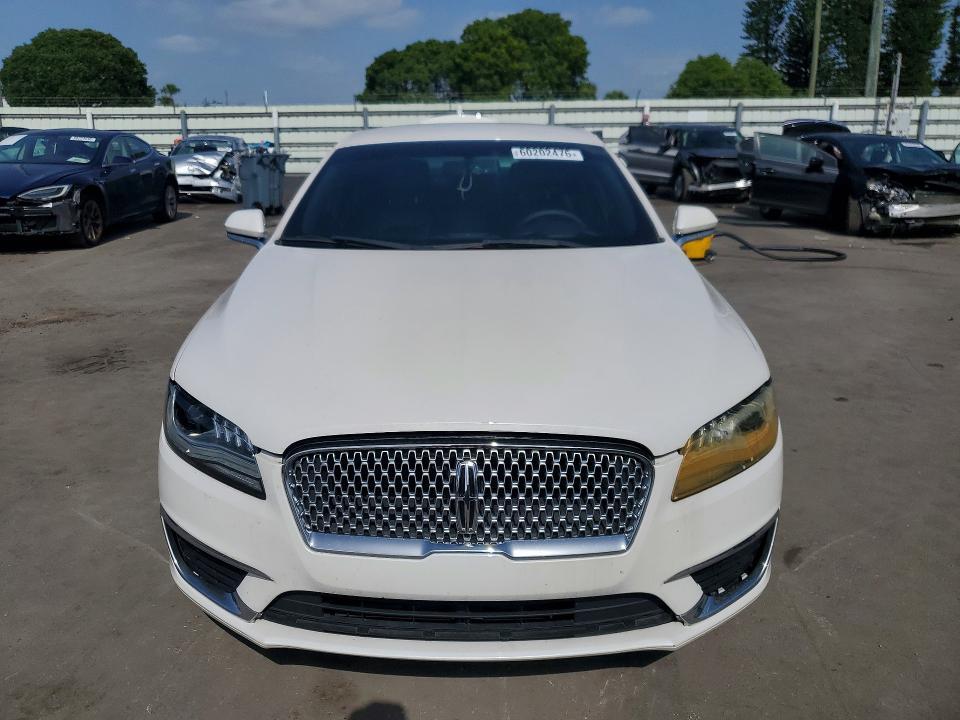 2017 LINCOLN MKZ PREMIERE — Фото 5 из 12