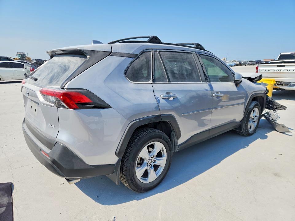 2019 TOYOTA RAV4 XLE — Фото 3 из 13