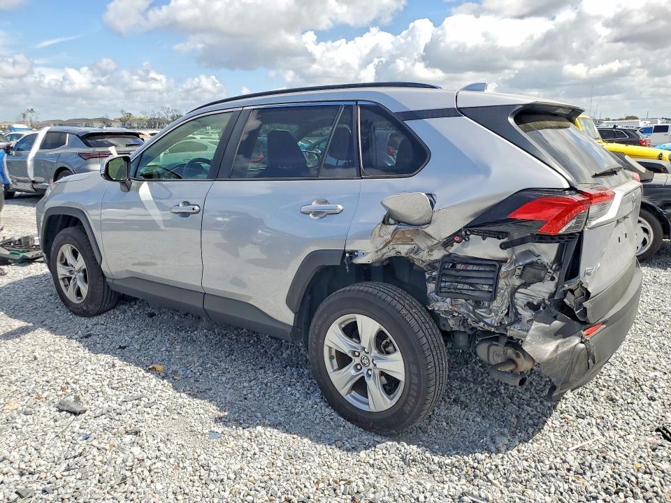 2019 TOYOTA RAV4 XLE — Фото 2 из 13