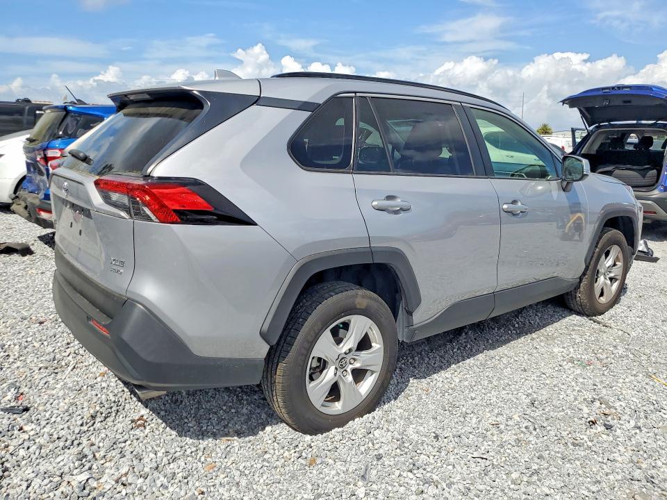2019 TOYOTA RAV4 XLE — Фото 3 из 13