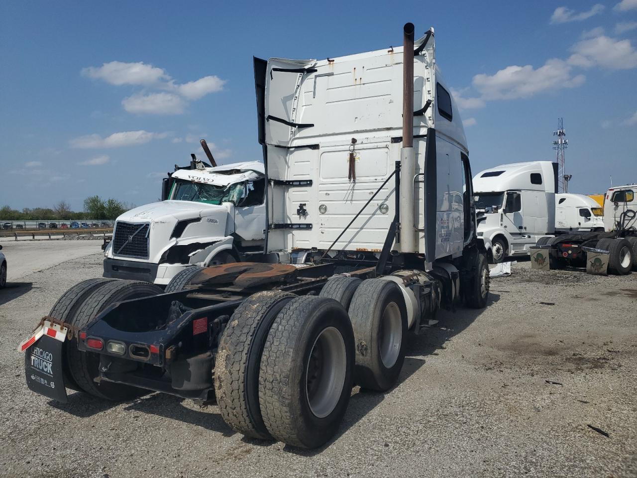 2014 VOLVO VNL SEMI TRUCK — Фото 8 из 16