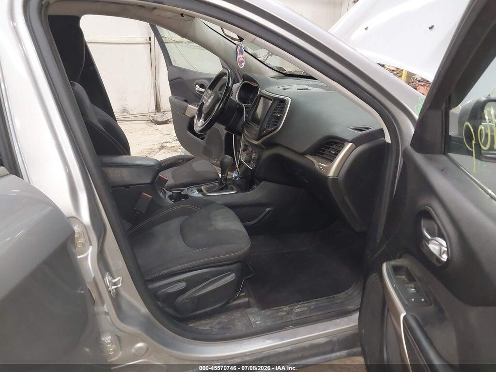 1C4PJMCS5HW570830 2017 JEEP CHEROKEE photo no. 5
