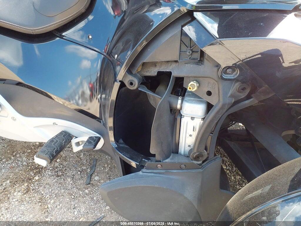 2BXJBLC1XBV000012 2011 CAN-AM SPYDER ROADSTER photo no. 8