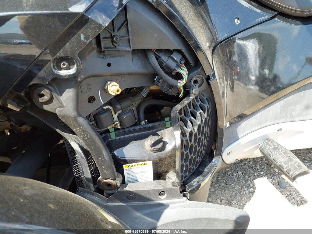 2BXJBLC1XBV000012 2011 CAN-AM SPYDER ROADSTER photo no. 9