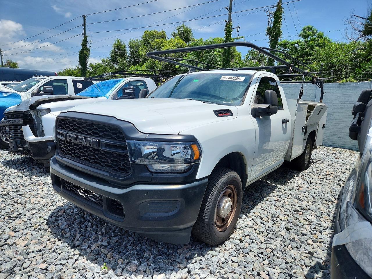 2023 RAM 2500 TRADESMAN — Фото 2 из 10