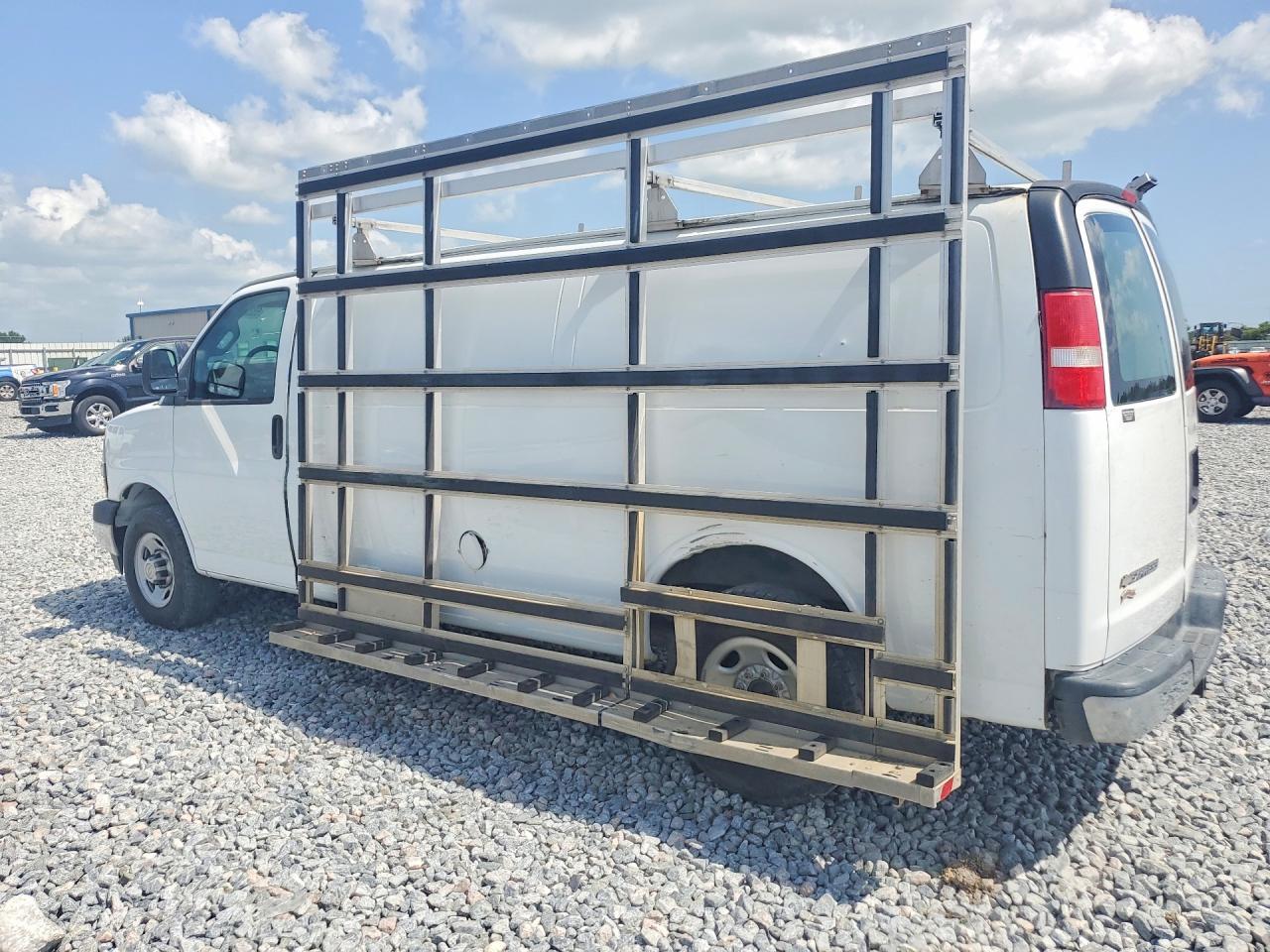 2018 CHEVROLET EXPRESS G2500 — Фото 2 из 13