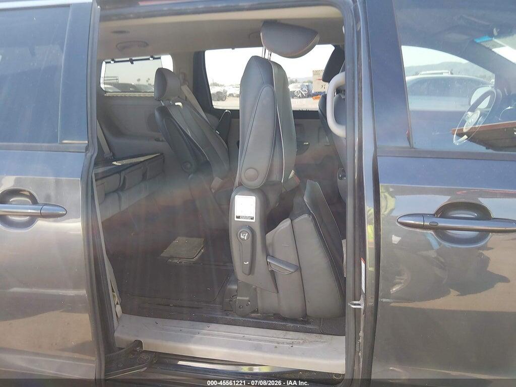 KNDMC5C19J6389066 2018 KIA SEDONA photo no. 8