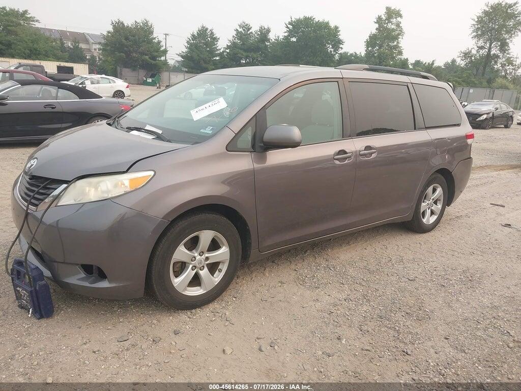 5TDKK3DC3BS117385 2011 TOYOTA SIENNA photo no. 2